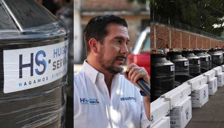Hugo Servín entrega paquetes de calentador solar