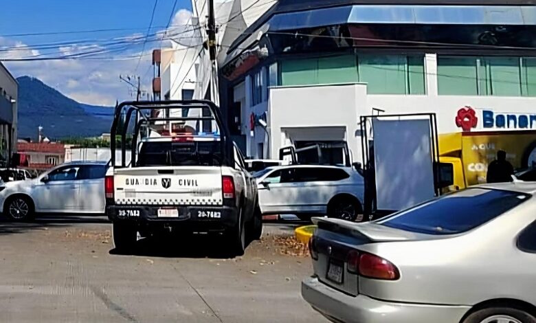 Banamex, hombre armado