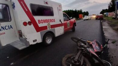 Bomberos y motocicleta