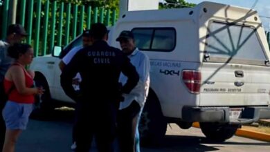 Policía de la Guardia Civil con civiles