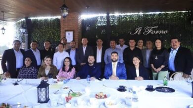 Alcaldes perredistas con el secretario de Gobierno de Michoacán