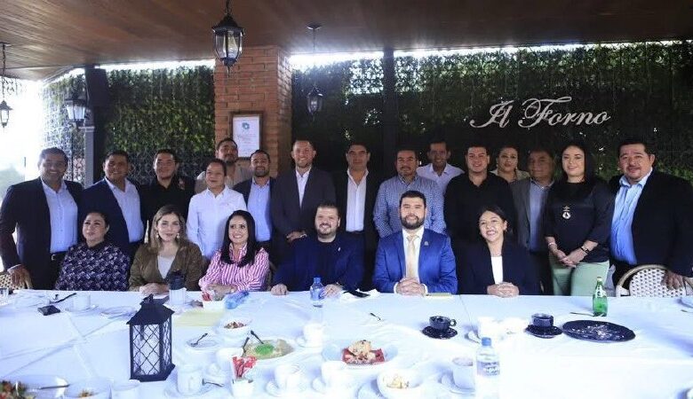 Alcaldes perredistas con el secretario de Gobierno de Michoacán