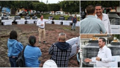 Hugo Servín entrega paquetes de calentador solar