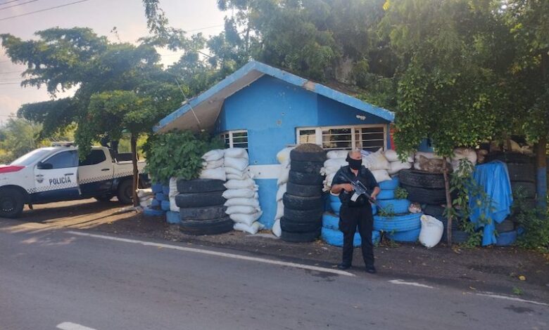 Caseta de policía baleada