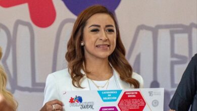 Grecia Aguilar muestra cartel