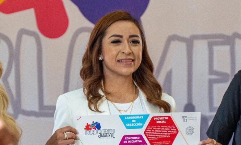 Grecia Aguilar muestra cartel