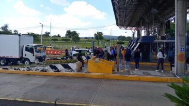 Normalistas secuestran caseta de peaje