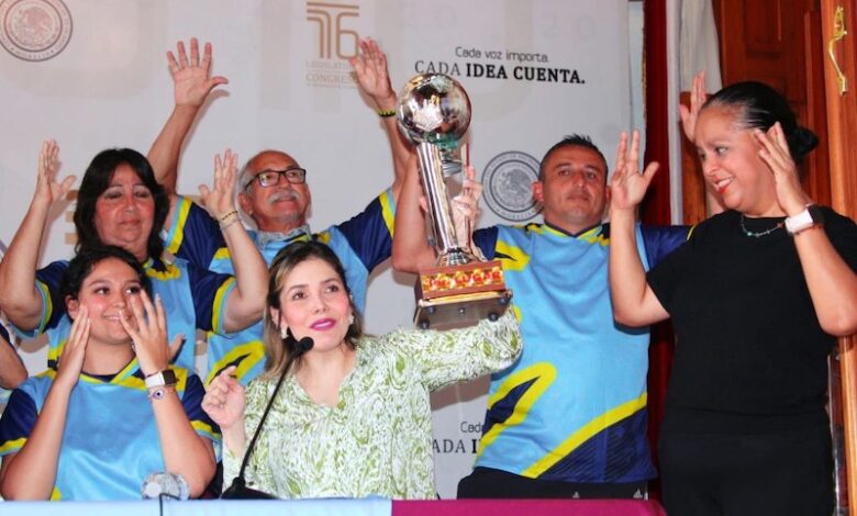 Brissa Arroyo con la comunidad sorda