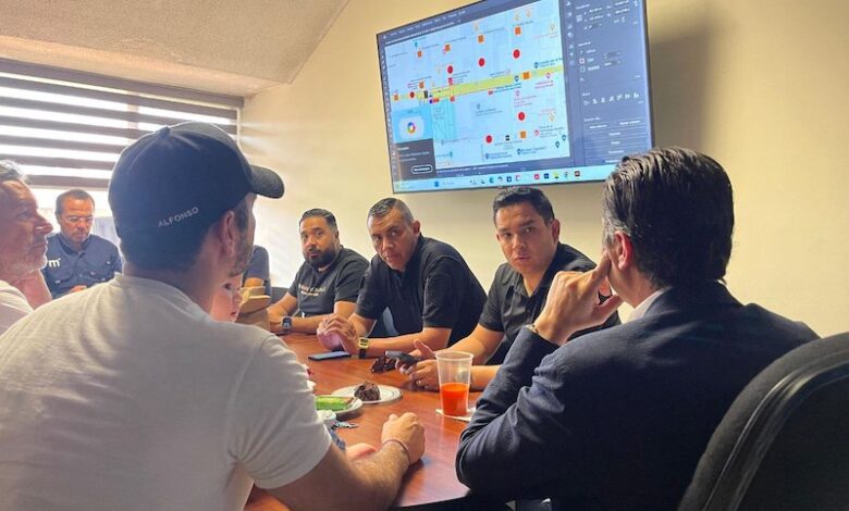 Alfonso Martínez en reunión de trabajo