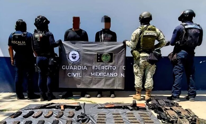Dos detenidos armados