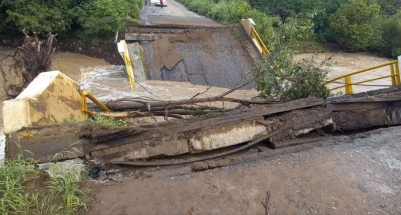 Colapsa puente en Tiquicheo