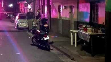 Policías y moto