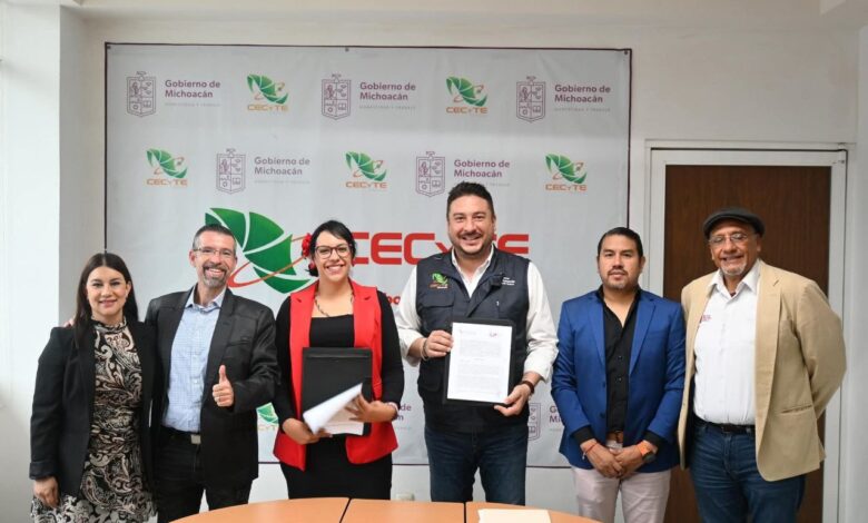 Juan Carlos Velasco firma convenio