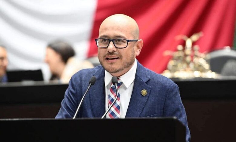 José Manuel Hinojosa Pérez en tribuna de la Cámara de Diputados