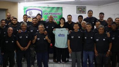 Vanessa Caratachea con el Colegio de Árbitros de la Liga Piedades