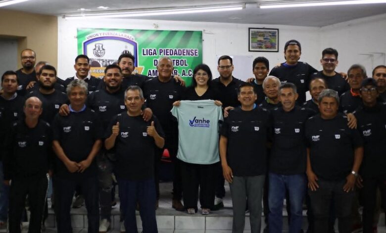 Vanessa Caratachea con el Colegio de Árbitros de la Liga Piedades
