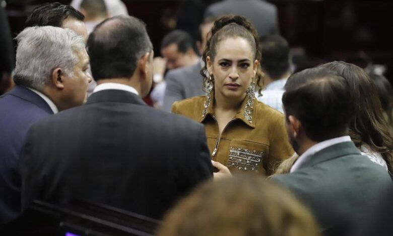 Sandra Arreola dialoga con diputados