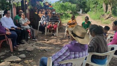 Víctor Manuel Serrato en reunión con habitantes de Cuanajo