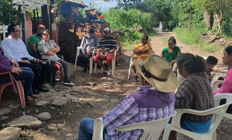 Víctor Manuel Serrato en reunión con habitantes de Cuanajo
