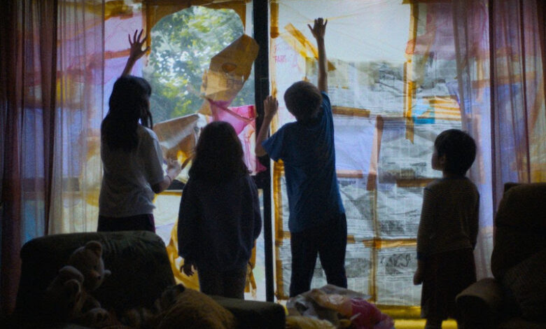 El diablo fuma, niños ven hacia afuera por una ventana