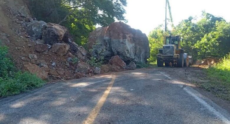 Derrumbe en carretera