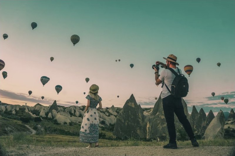 Fotógrafo, mujer y globos aerostáticos