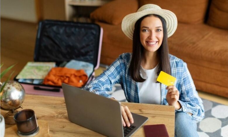 Mujer con tarjeta de crédito y laptop