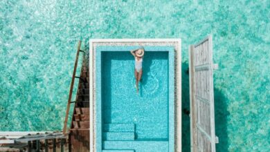 Mujer en alberca junto al mar