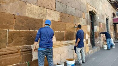 Limpian edificios de cantera en Morelia