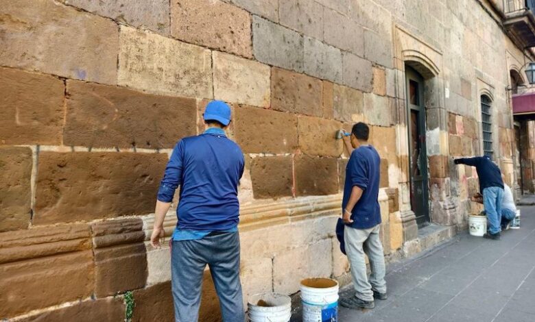 Limpian edificios de cantera en Morelia