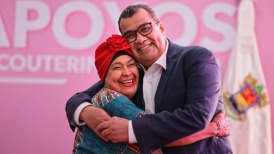 Elías Ibarra abraza a mujer paciente de cáncer