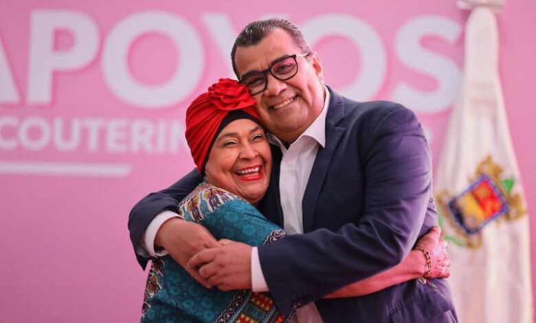 Elías Ibarra abraza a mujer paciente de cáncer