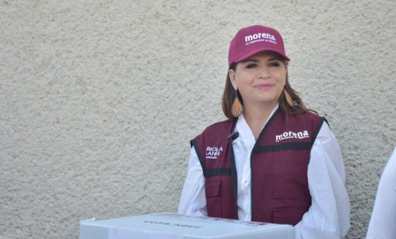 Fabiola Alanís con indumentaria del Morena