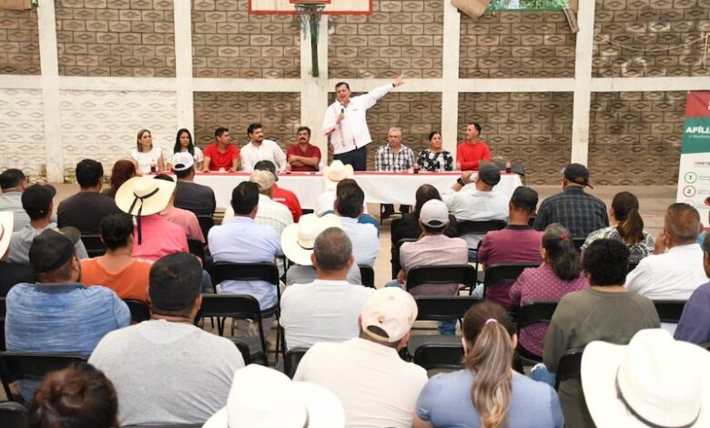 Memo Valencia con priistas de Tzitzio