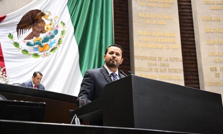 Armando Tejeda en tribuna de la Cámara de Diputados