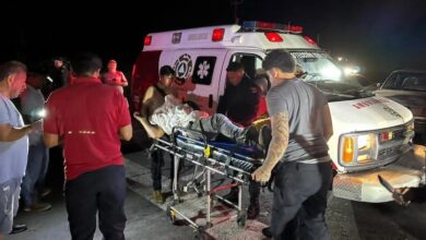 Herido en camillay junto a una ambulancia