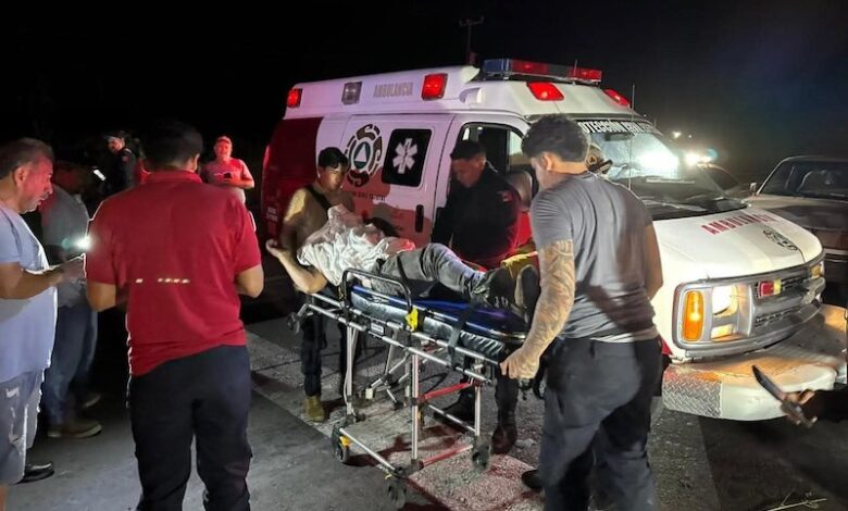 Herido en camillay junto a una ambulancia