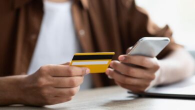 Hombre con tarjeta de crédito y celular