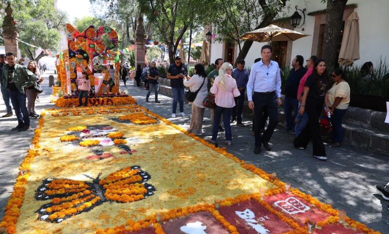 Alfonso Martínez recorre la Calzada de San Diego en Día de Muertos
