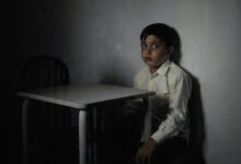 Niño en la oscuridad