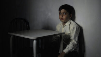 Niño en la oscuridad