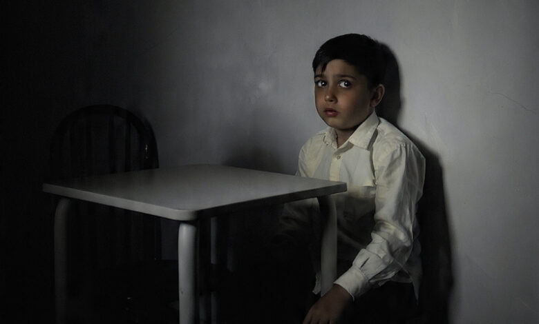 Niño en la oscuridad