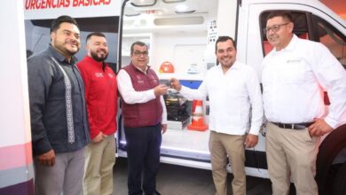 Elías Ibarra entrega ambulancia