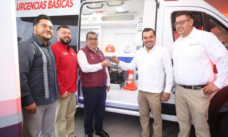 Elías Ibarra entrega ambulancia