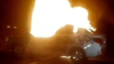 Normalistas incendian auto