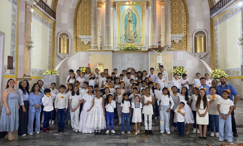 Coro infantil con la Virgen de Guadalupe