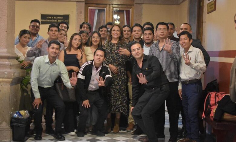 Fabiola Alanís con universitarios