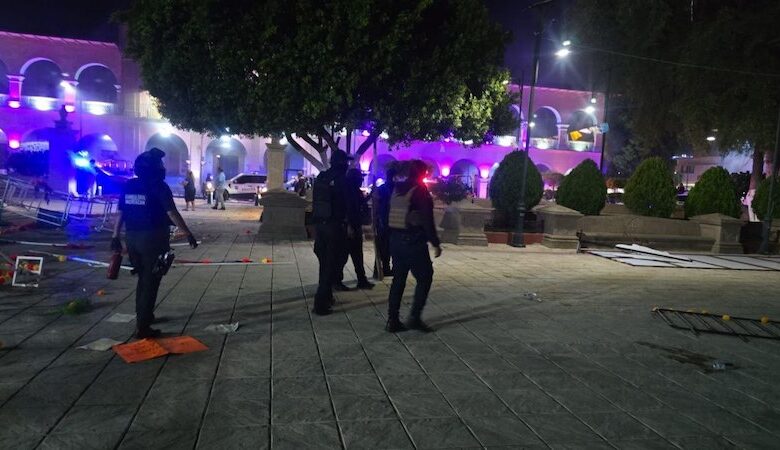 Policías en Apatzingán