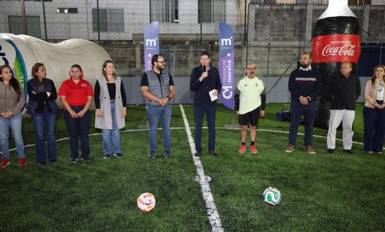 Alfonso Martínez reinaugura cancha de fútbol rápido