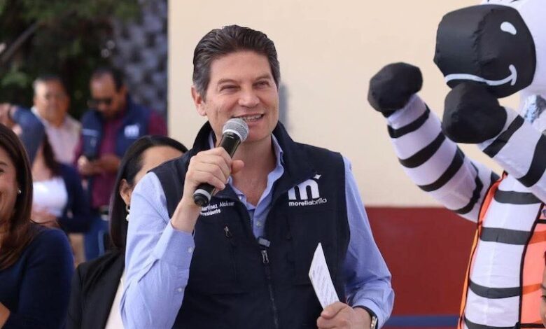 Alfonso Martínez en evento escolar